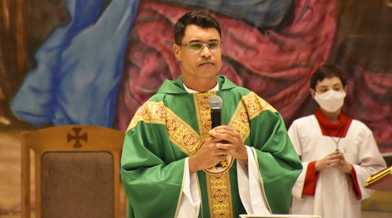 Assista a homilia do padre Elismarques Medina da Silva no quarto dia da #NovenaDaSaude