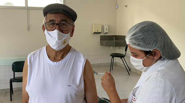 Dom Décio recebe segunda dose da vacina contra à Covid-19