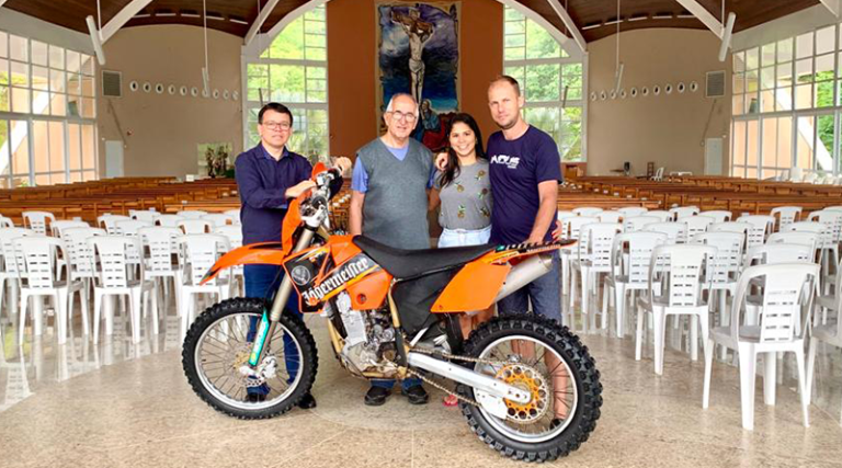 Devoto faz doação de motocicleta ao Santuário Diocesano Nossa Senhora da Saúde