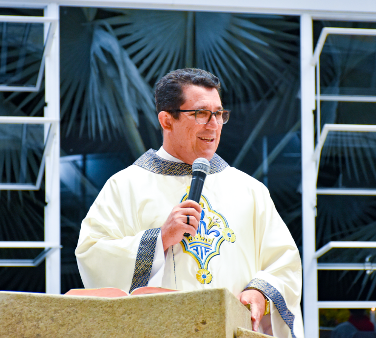 Padre Marinaldo Serafim preside o sexto dia da Novena da Saúde