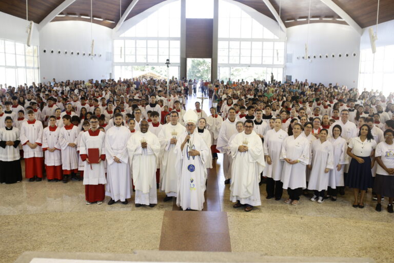 ROMARIA DIOCESANA DOS COROINHAS: MAIS DE 1.200 COROINHAS PRESENTES NO SANTUÁRIO DIOCESANO