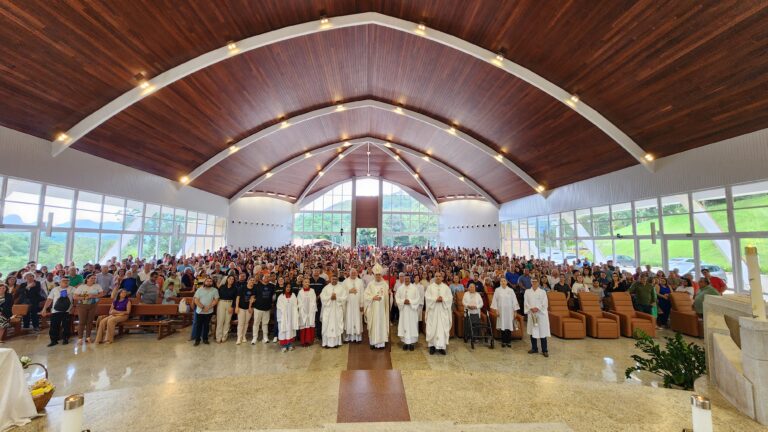 FAMÍLIAS CELEBRAM SEU JUBILEU NO SANTUÁRIO DIOCESANO NOSSA SENHORA DA SAÚDE, DENTRO DO JUBILEU DE ESPERANÇA