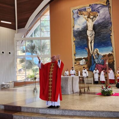 PADRE LUISMAR PASSARELLI CELEBRA 20 ANOS DE SACERDÓCIO EM EMOCIONANTE MISSA NO SANTUÁRIO DIOCESANO
