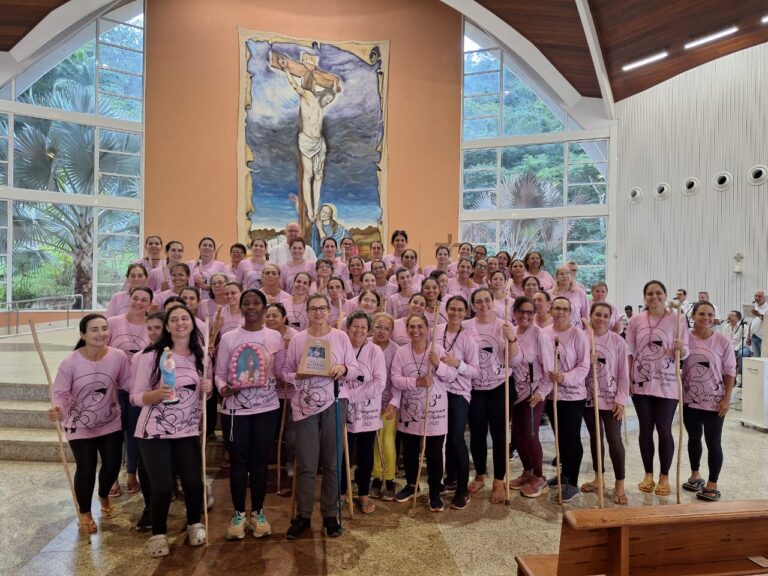 EM UM ATO DE FÉ E DEVOÇÃO, MULHERES PEREGRINAM CERCA DE 70 KM ATÉ O SANTUÁRIO DIOCESANO NOSSA SENHORA DA SAÚDE