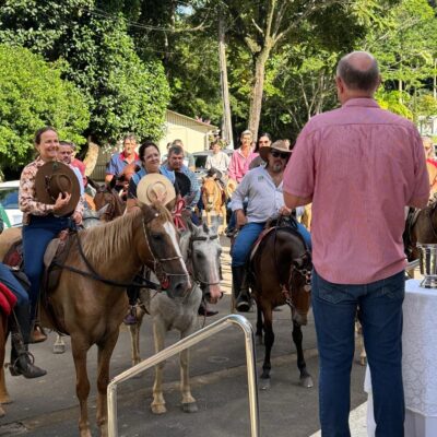 FÉ E TRADIÇÃO: SANTUÁRIO NOSSA SENHORA DA SAÚDE ACOLHE PEREGRINOS EM CAVALGADA DE SÃO ROQUE DO CANAÃ