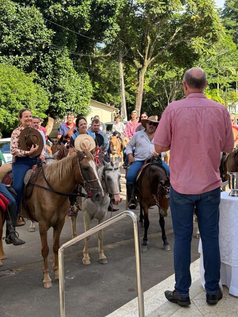 FÉ E TRADIÇÃO: SANTUÁRIO NOSSA SENHORA DA SAÚDE ACOLHE PEREGRINOS EM CAVALGADA DE SÃO ROQUE DO CANAÃ