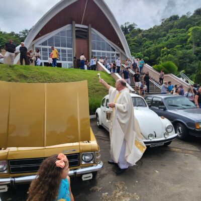 FÉ E NOSTALGIA: SANTUÁRIO DIOCESANO REALIZA 2ª EDIÇÃO DA BÊNÇÃO DE CARROS ANTIGOS