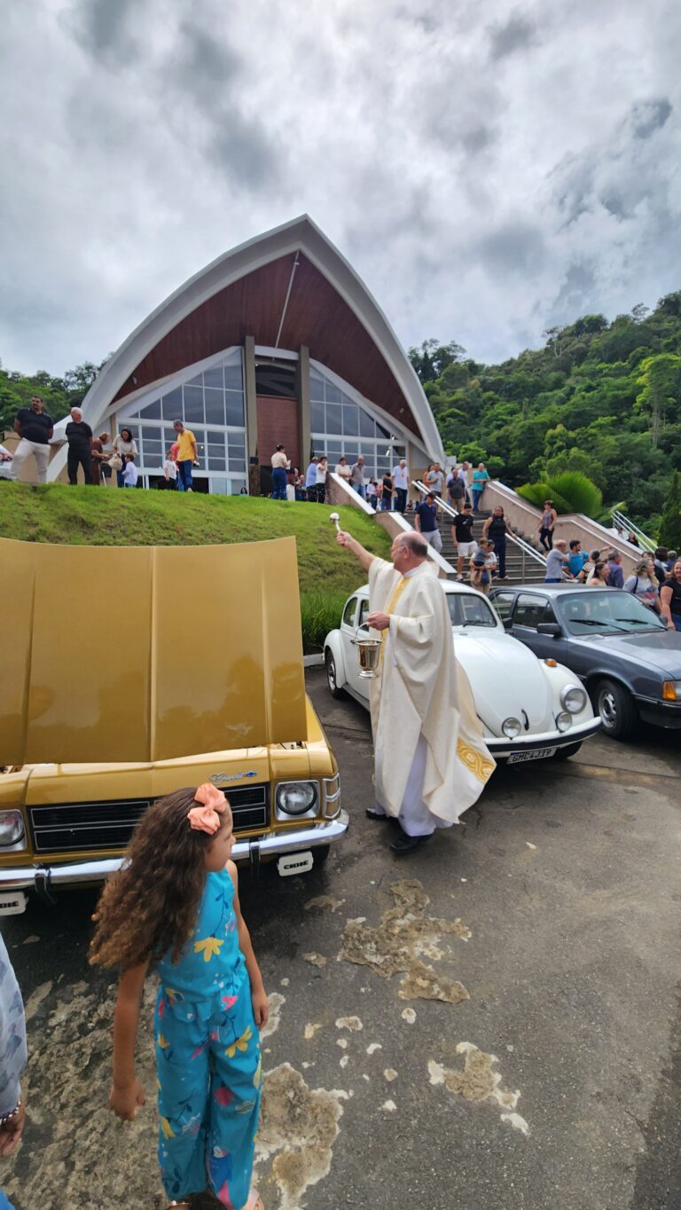 FÉ E NOSTALGIA: SANTUÁRIO DIOCESANO REALIZA 2ª EDIÇÃO DA BÊNÇÃO DE CARROS ANTIGOS