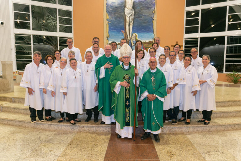 FÉ E MISSÃO: SANTUÁRIO DE NOSSA SENHORA DA SAÚDE INSTITUI NOVOS MINISTROS DA DISTRIBUIÇÃO DA SAGRADA COMUNHÃO EUCARÍSTICA