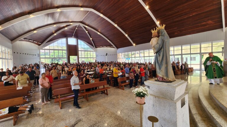 COM BÊNÇÃO DE VEÍCULOS E HOMENAGEM AOS AVÓS, SANTUÁRIO DE IBIRAÇU VIVENCIA MANHÃ DE DEVOÇÃO
