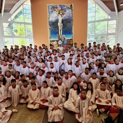 3ª ROMARIA DIOCESANA DE COROINHAS E CERIMONIÁRIOS REÚNE MULTIDÃO DE JOVENS NO SANTUÁRIO NOSSA SENHORA DA SAÚDE