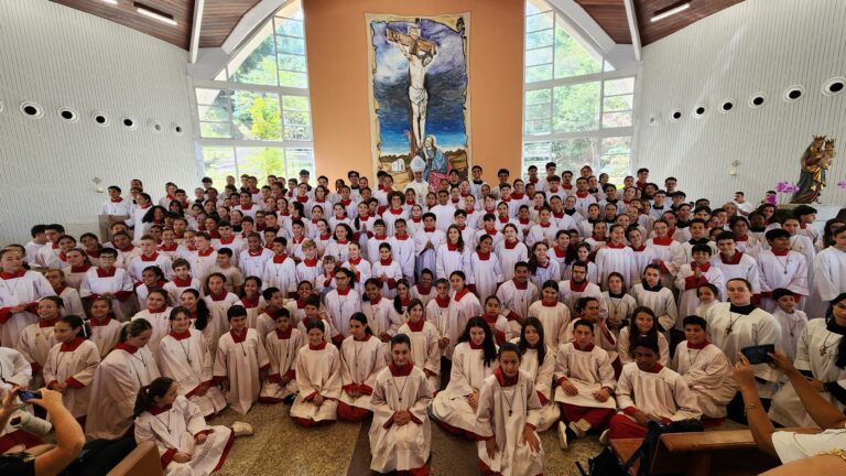 3ª ROMARIA DIOCESANA DE COROINHAS E CERIMONIÁRIOS REÚNE MULTIDÃO DE JOVENS NO SANTUÁRIO NOSSA SENHORA DA SAÚDE